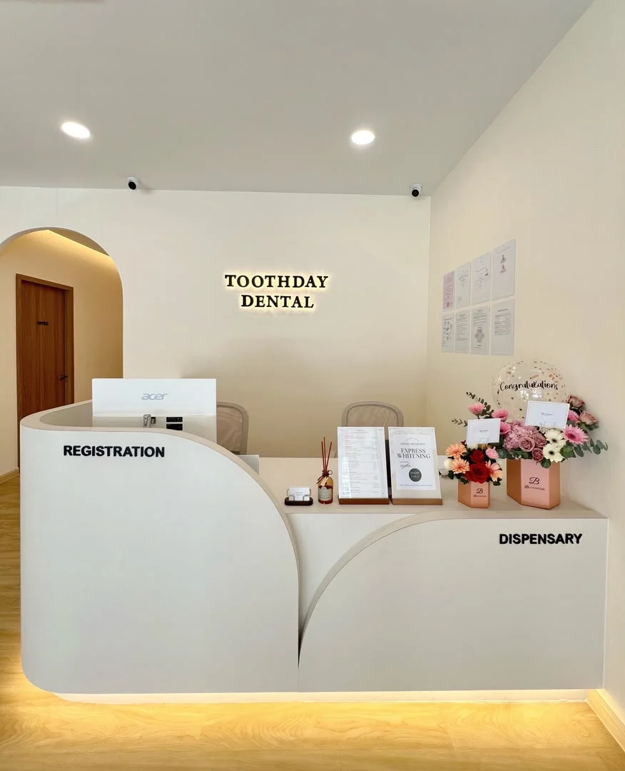 Kaunter penerimaan melengkung di Toothday Dental Clinic